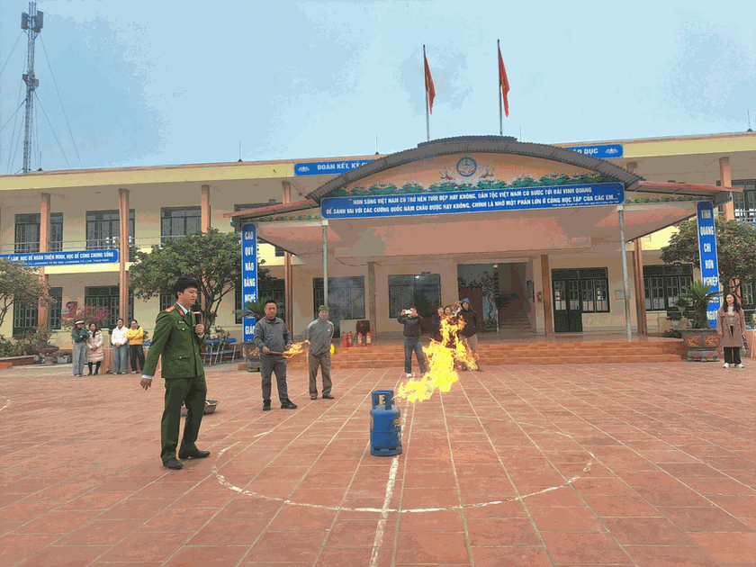 Tuyên truyền, trải nghiệm phòng cháy chữa cháy và cứu nạn, cứu hộ cho cán bộ, giáo viên, nhân viên và học sinh toàn trường